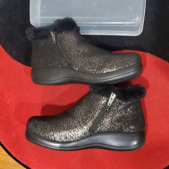 New Alegria Meri Fur Lined Gold Floral Booties Size 37 or 7 - Picture 6 of 13